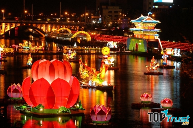 Những chiếc lồng đèn thả trôi trên sông mang theo điều ước của người thả xuống