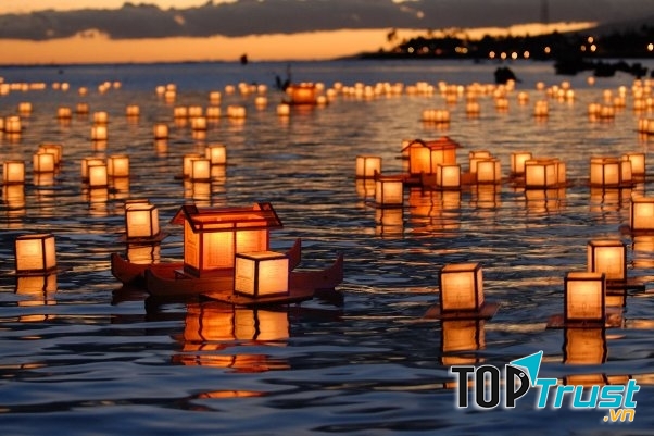 Thả lồng đèn trên sông trong lễ hội Obon