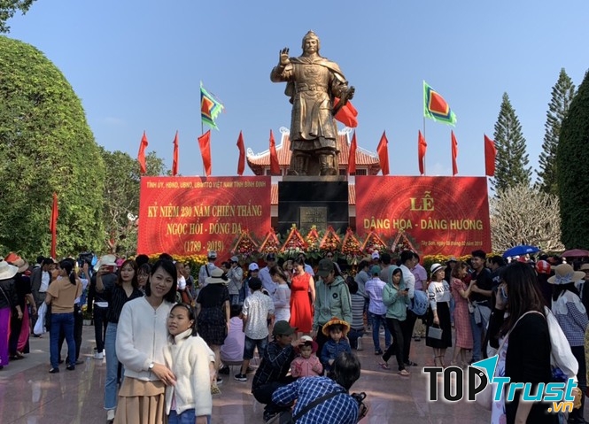 Lễ hội Đống Đa Tây Sơn thu hút hàng vạn du khách về tham dự