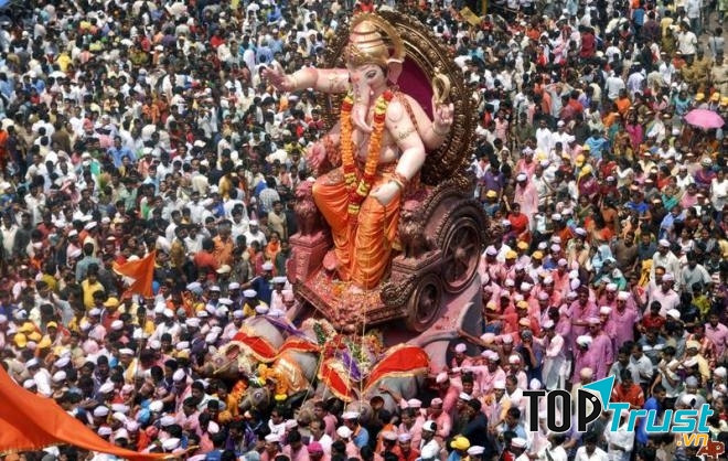 Ngày thứ 10 cũng là ngày diễn ra buổi rước tượng thần ﻿Ganesha trên đường phố