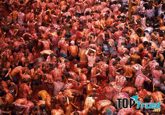 Lễ hội là lễ để chào đón sự đoàn tụ giữa nữ thần Parvati- nữ thần của tình yêu và hôn nhân trong Hindu giáo và thần Shiva- một trong ba vị thần tối cao của Ấn Độ giáo.