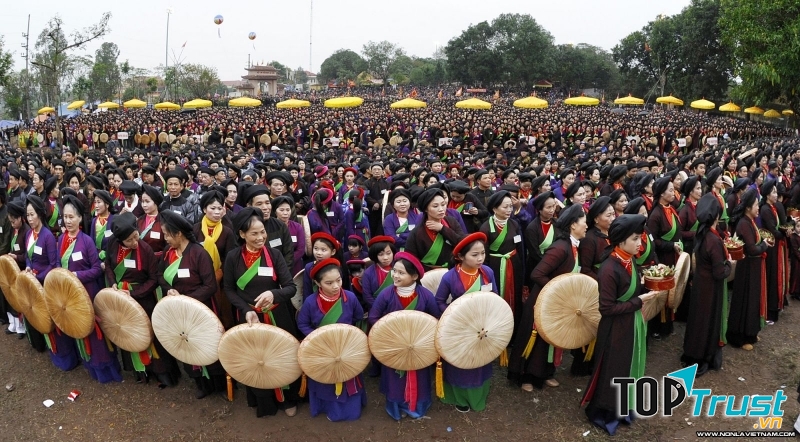 Các liền anh liền chị tham gia lễ hội