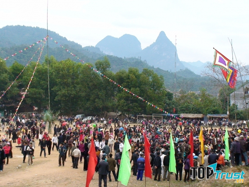 Đông đảo du khách tham gia các trò chơi cổ truyền