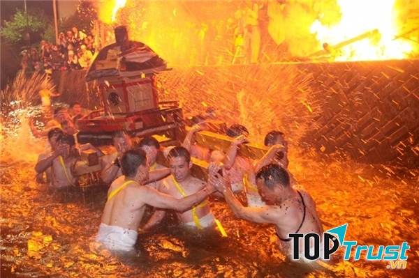 Lễ hội Lửa và Bạo Lực