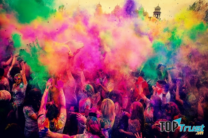 Trò chơi ném màu thú vị này luôn luôn thu hút tất cả mọi người tham gia