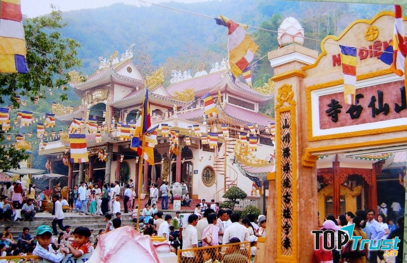 Núi Bà Đen nghi ngút khói hương