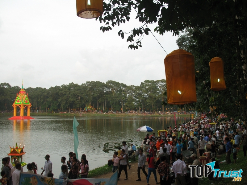 Du khách tham gia lễ hội Ok Om Bok Trà Vinh