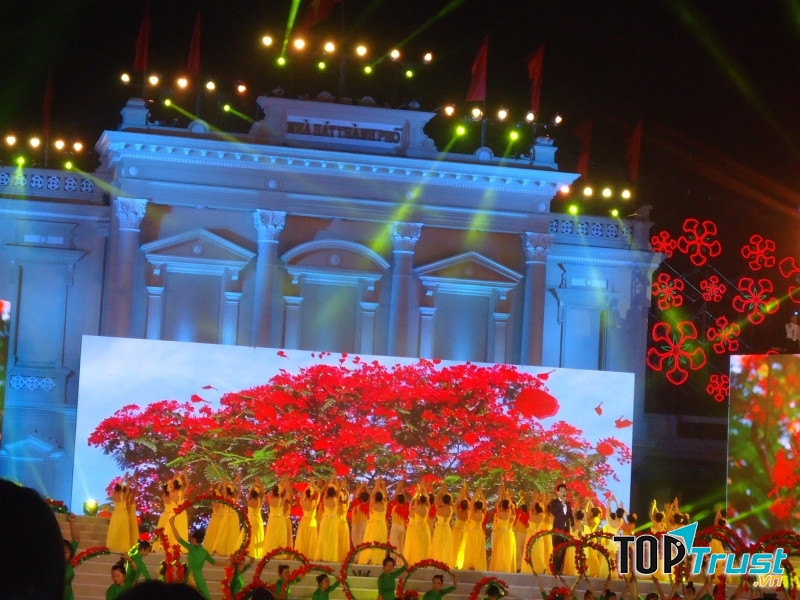 Lễ hội Hoa phượng đỏ (tháng 5 hàng năm)
