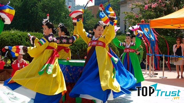 Lễ hội không chỉ sôi động, náo nhiệt và háo hức, giàu truyền thống văn hóa