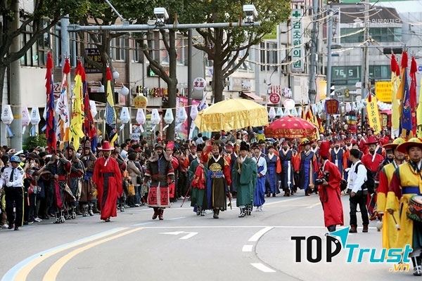 Màn diễu hành trong lễ hội văn hóa Hwaseong Suwon