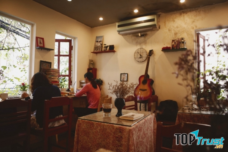 Không gian bên trong quán được trang trí theo kiểu Pháp cổ, cõ chút xưa cũ và mộc mạc.