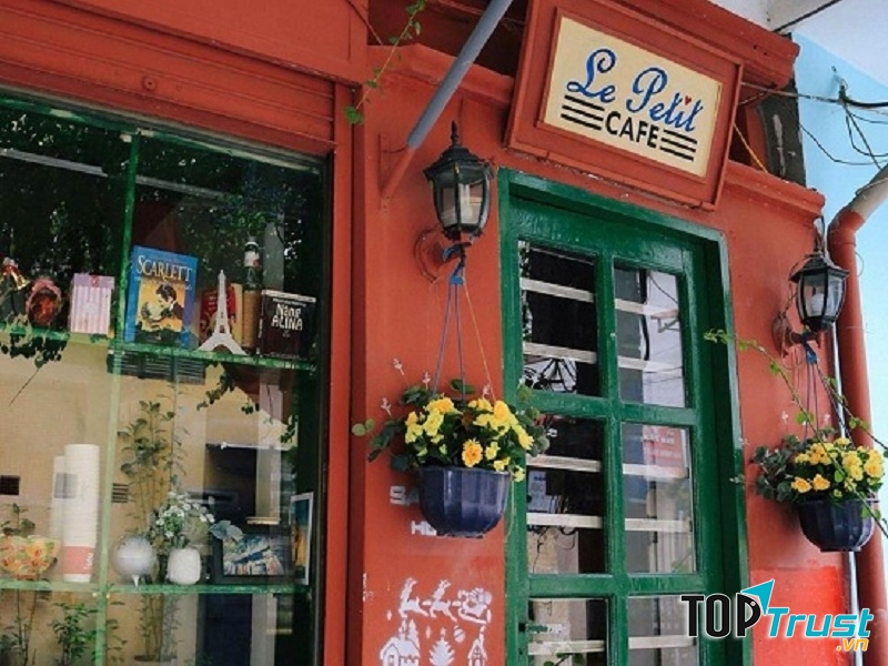 Nhìn từ bên ngoài quán, Le Petit Cafe giống y hệt môt căn nhà nhỏ dễ thương