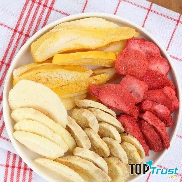 Bà bầu có thể chọn bổ sung sắt bằng cách ăn lê sấy thường xuyên.