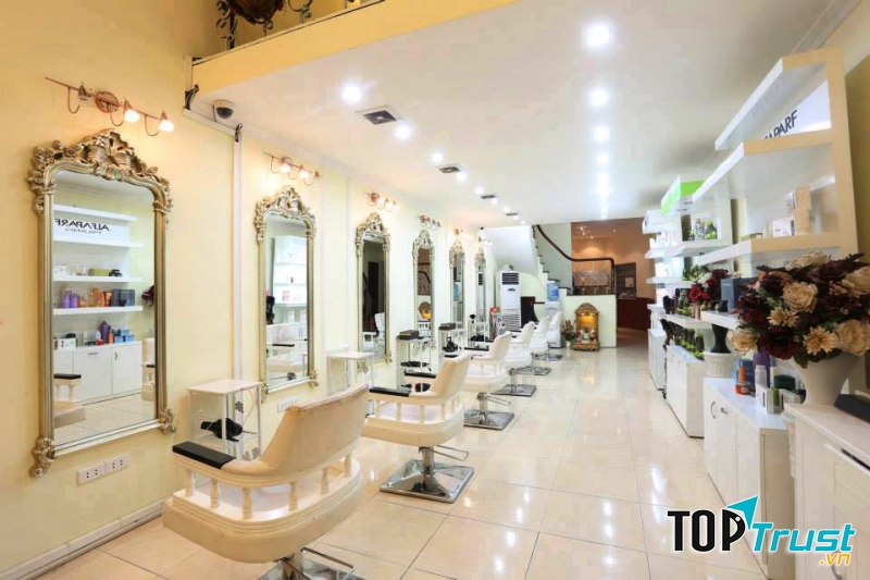 Không gian salon sáng sủa, rộng rãi