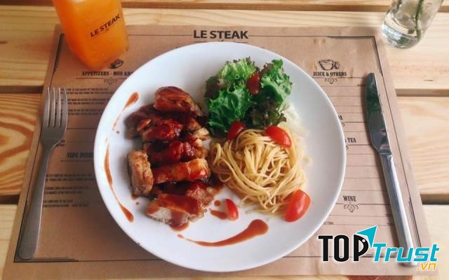 Món ăn ở nhà hàng Le Steak