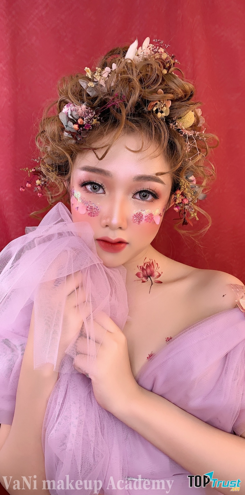 Bàn tay ma thuật của những chuyên viên make up sẽ khiến bạn phải bất ngờ đấy! Được đạo tào chuyên nghiệp và có gu thẩm mỹ cao, luôn đón đầu những xu hướng make up mới