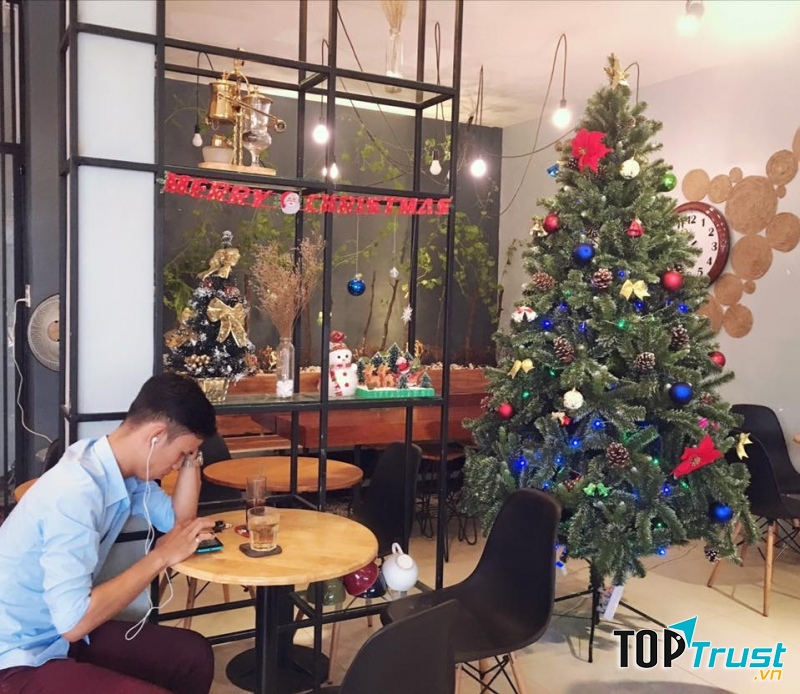 Không gian bên trong quán hơi chật nhưng khá sang trọng