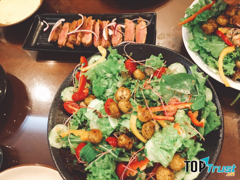 Le Xoong - Natural Cuisine mang đến cho bạn năm lựa chọn với salad tôm, lườn ngỗng, ức gà, bò và cá ngừ