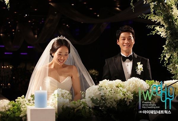 Cặp đôi hạnh phúc trong ngày cưới