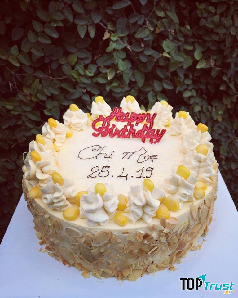 Căn một miếng bánh kem bắp để cảm nhận vị ngọt, giòn mọng nước của hạt bắp non và vị béo của kem tươi.