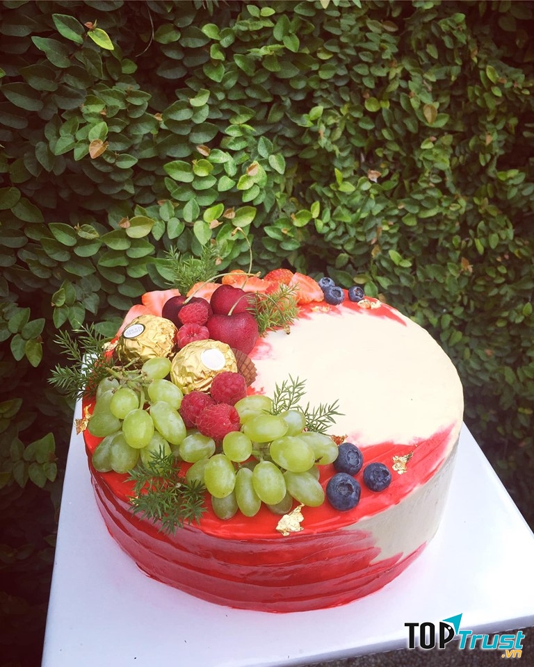 Nguyên liệu trang trí bánh chủ yếu là hoa quả cao cấp