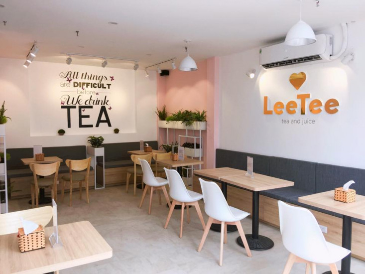 Không gian với màu trắng và màu hồng làm chủ đạo