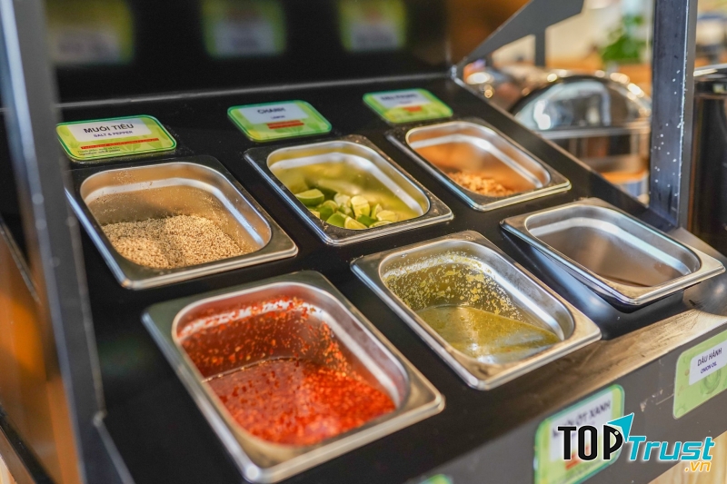 Nhà hàng còn có nước lẩu CHAY được hầm từ các loại rau củ, thanh đạm dành cho người ăn chay.