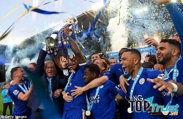 Thầy trò HLV Ranieri nâng cao cúp vô địch Ngoại hạng Anh