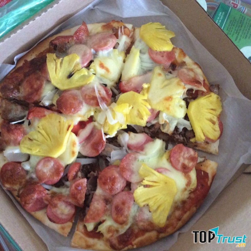 Điểm chung của các bánh pizza ở đây là nướng vừa tới, nước sốt sánh, phô mai thơm và ngậy. Mỗi nhân bánh có hương vị riêng, đậm đà, vừa miệng.