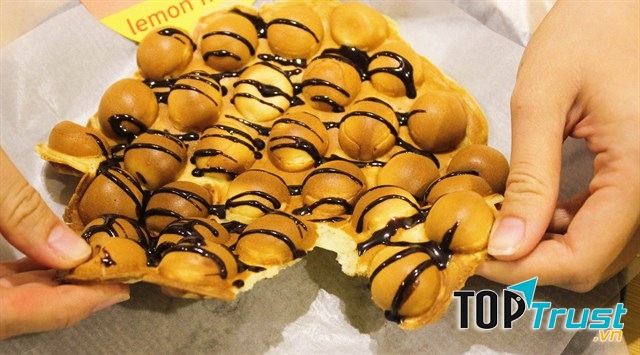 Bánh trứng rưới sốt socola bắt mắt