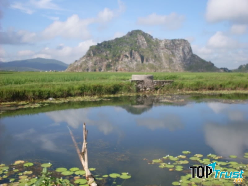 Lèn Hai Vai nhìn từ đằng xa, tỉnh Nghệ An