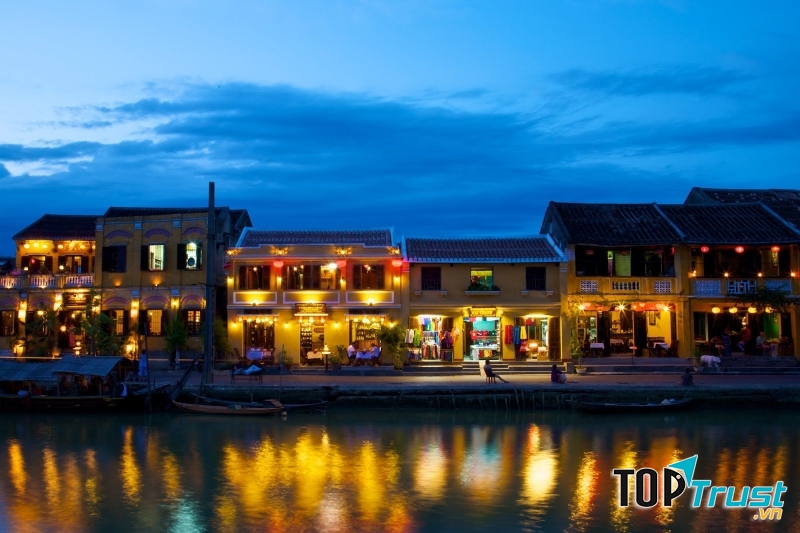 Hội An vào ban đêm lung linh sắc màu của đèn lồng