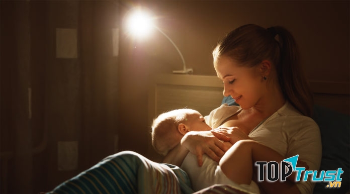 Lên thời gian biểu để cho bé ăn, bé no bụng sẽ không quấy khóc.