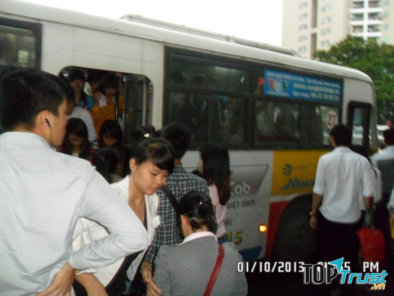 Cảnh dừng tại một trạm xe buýt