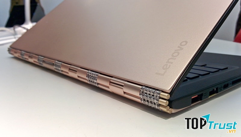 Bản lề xoay của Yoga 900 được làm rất kỳ công