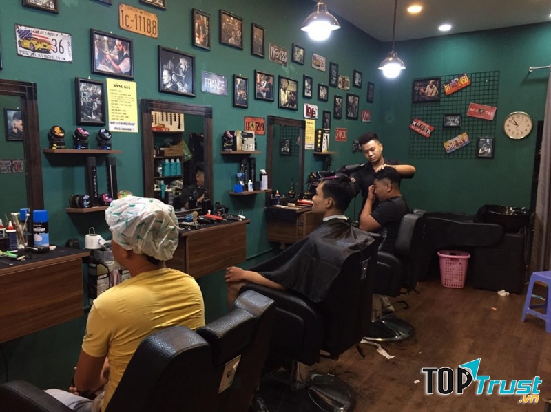 Khi bước chân vào tiệm, bạn sẽ ấn tượng ngay bởi không gian quán rất lịch sự và hiện đại, mang một chút hơi hướng Châu Âu khiến bạn cảm thấy thư giãn và thoải mái