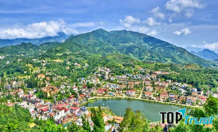 Từ đỉnh núi Hàm Rồng nhìn xuống toàn cảnh thị trấn Sapa
