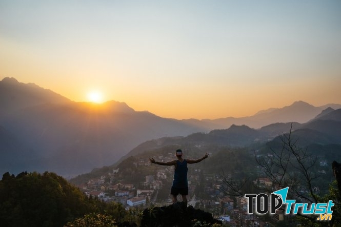 Ngắm toàn cảnh Sapa trong ánh hoàng hôn từ đỉnh Hàm Rồng