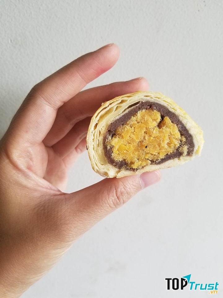 Vào tháng 8 mỗi năm, bếp nhà Leo còn bán thêm các loại bánh trung thu thơm ngon hấp dẫn