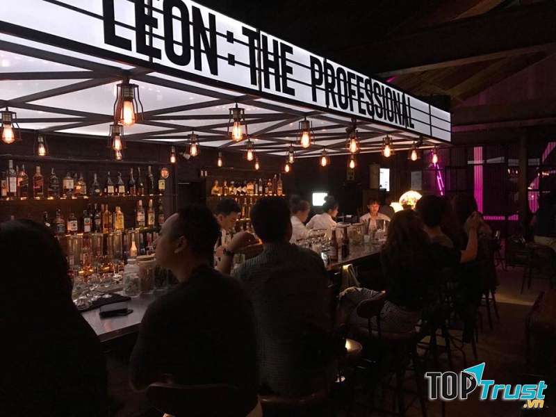 Ở Léon các bạn có thể ngồi thưởng thức Cocktail và nghe những bài nhạc nhẹ