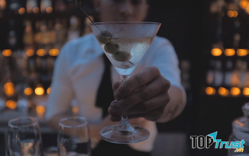 Hãy đến với Léon Bar gọi một ly cocktail, thả hồn theo điệu nhạc, nghe anh chàng bartender kể một vài câu chuyện thú vị