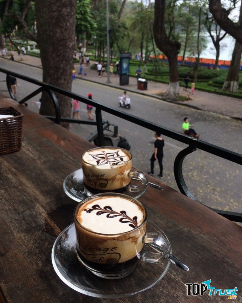 Một góc nhìn từ tầng 2 của L'etage Cafe nằm trên tầng 2