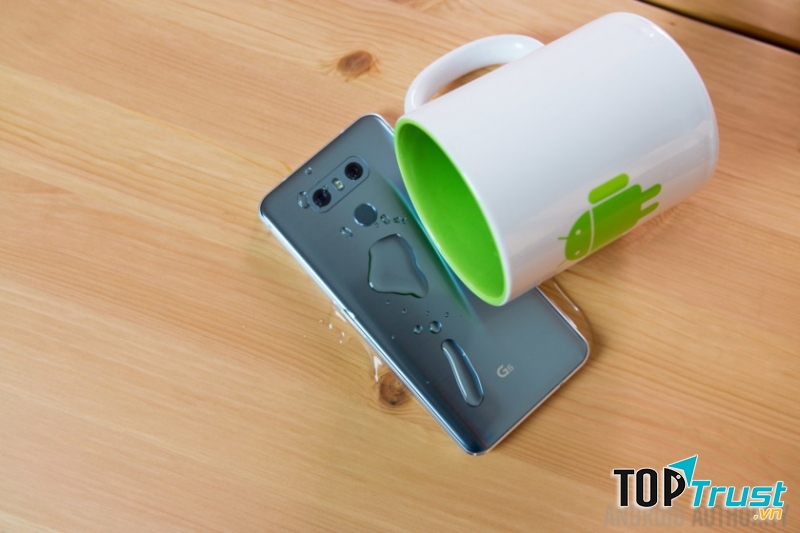 Thử nghiệm chống nước của LG G6.