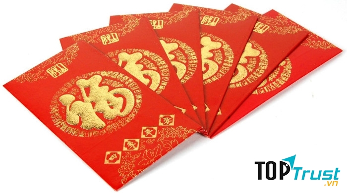 Tiền được để trong bao đỏ, tượng trưng cho sự may mắn của năm mới