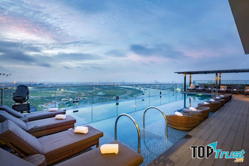 Từ bể bơi có thể ngắm khung cảnh sông Sài Gòn