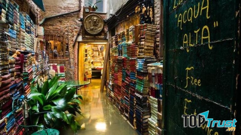 Libreria Acqua Alta, Venice (Italy)