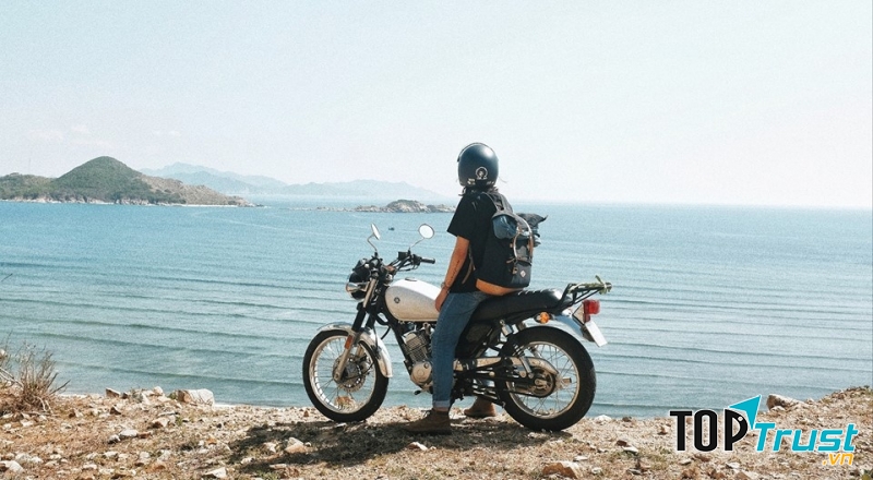 Bạn có thể thuê xe máy của người dân trên đảo để di chuyển