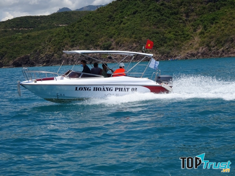 Bạn có thể di chuyển bằng phà hoặc cano từ Hải Hà đến Cái Chiên