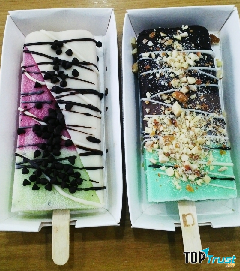 Những cây kem đã được phủ topping.