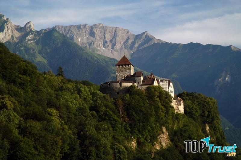 GDP/người/năm của Liechtenstein là 134.915 USD